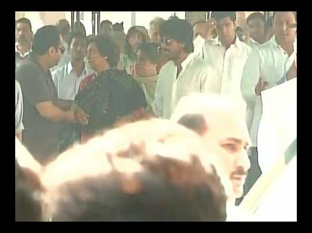 गौरी खान के पिता की शोक सभा में शामिल हुए शाहरूख खान