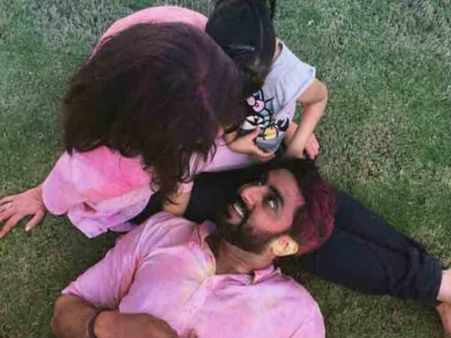 कहीं डांस तो कहीं रोमांस..ऐसी रही बॉलीवुड सितारों की होली!