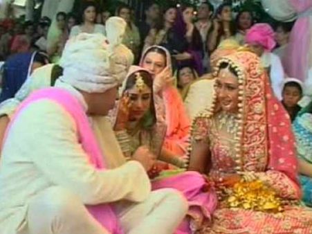 तलाक के लिए करिश्मा का U TURN: 'ऐय्याश पति' से ही किया समझौता?