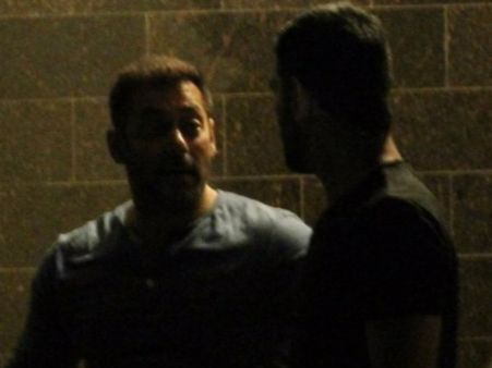 PIC OF THE DAY: आधी रात सलमान से ऐसे मिले महेंद्र सिंह धोनी