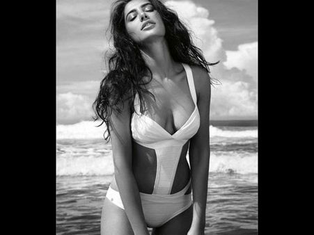 रणबीर की पहले 'रॉकस्टार' और अब अक्षय की फिल्म..सुपर हॉट..सुपर सेक्सी!