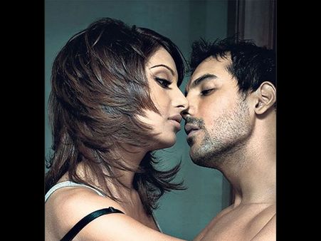 HOT Pics: बिपाशा बसु- जॉन अब्राहम.. शायद ये तस्वीरें DELETE कर देना चाहें.. हमेशा के लिए!