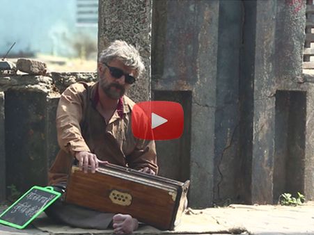 #ViralVideo: फटे पुराने कपड़ों में गाना गा रहे हैं सुपरस्टार सिंगर...देख के हो जाएंगे हैरान!