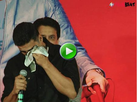 OUCH.. पूरी मीडिया के सामने रो पड़े अक्षय कुमार.. कहा- 'एक दिन मिलेगा अवार्ड..'