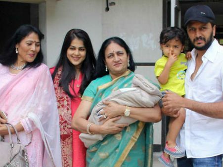 FIRST LOOK: जेनेलिया- रितेश का नन्हा फरिश्ता.. सुपर- क्यूट फैमिली!