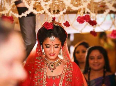 #Viral VIDEO: शादी के दिन भी इतना रोमांस.. किसी स्टार ने नहीं किया!