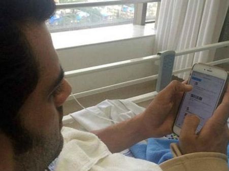 चाहे घर, सेट या हो अस्पताल..ट्वीट तो करना बनता है!