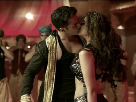 एक हीरो- हीरोइन ने अचानक ही कर लिया KISS.. सभी को लगा SHOCK!