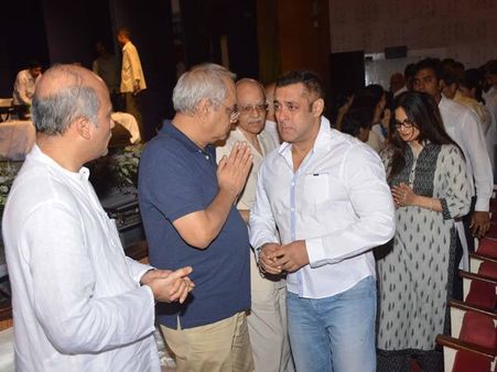 PICS: रजत बड़जात्या की शोक सभा में फूट फूट कर रोए सलमान