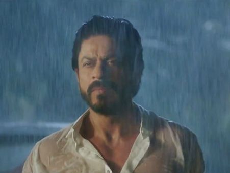 #Twist: धुंआधार बारिश के बावजूद, आधी रात किसके घर पहुंचे शाहरूख खान