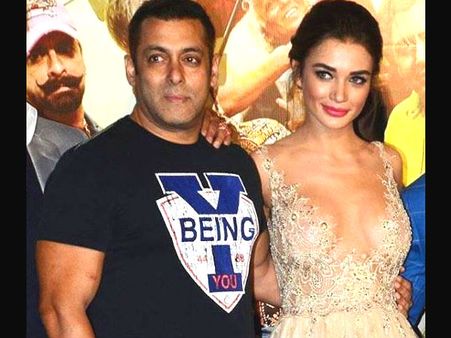 TOP Gossips: 'धूम 4' से होंगे ये स्टार REPLACE.. अक्षय कुमार की फीस से हैरान!