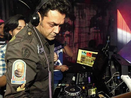 #DJ बॉबी देओल ने अपने गाने बजाए और लोगों ने मांगे पैसे वापस