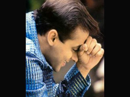#ProofPics- 100 लड़कियों के बराबर तो अकेले शरमा लेते हैं सलमान खान..