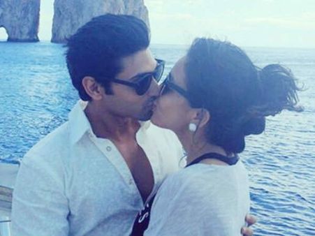 इटली में हॉलीडे मना रहा बालिका वधु का एक्टर..KISS की तस्वीर हुई वायरल!