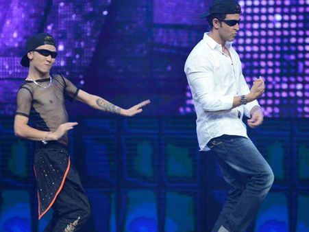 डांस शो में ऋतिक का धमाल..कभी किया डांस तो कभी चलाई साइकिल!