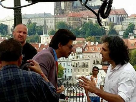 #PictureShuru: शाहरूख की अगली फिल्म का पहला लुक...सीधा शूटिंग से!
