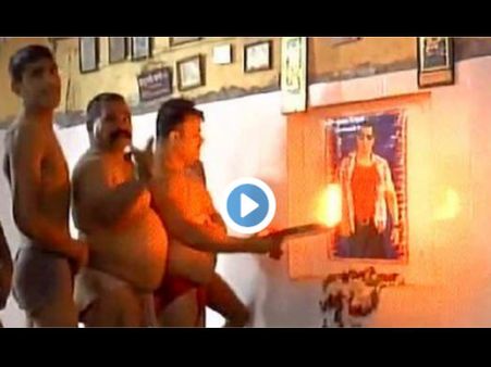 VIDEO: हद ही हो गई.. 'सुल्तान' सलमान खान की हो रही है पूजा- आरती.. वीडियो VIRAL