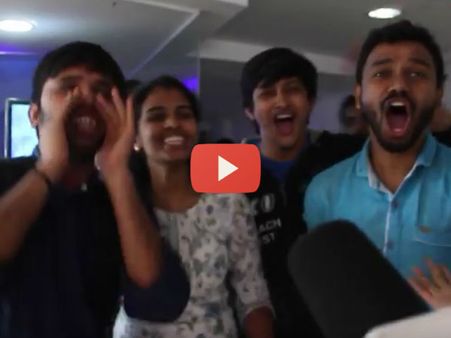 #ViralVideo: पहला शो खत्म होते ही थियेटर के बाहर #DhoniRocks की गूंज