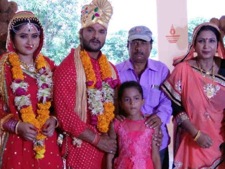 अपनी ही बेटी के सामने इस स्टार ने रचाई शादी!