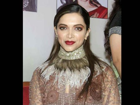 OMg! सुपरस्टार दीपिका पादुकोण को ये क्या हो गया है.. Noooo