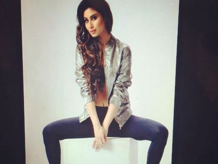 बिकिनी के बाद अब मौनी रॉय का ये लुक..बेहद हॉट!