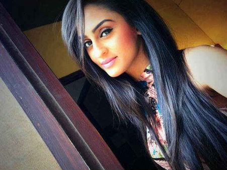 Woww...कृस्टल डिसूज़ा बनीं दुल्हन..देखें उनका ब्राइडल लुक!