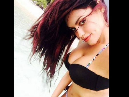#HotPics..एक्स बिग बॉस कंटेस्टेंट का बिकिनी लुक और मालदीव की मस्ती..उफ्फ!