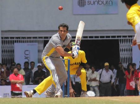 अक्षय कुमार तो हुए OUT.. सलमान खान लगाएंगे बॉक्स ऑफिस पर SIXER!