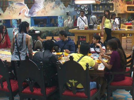 #BiggBoss10..ये तो पूरा पासा ही पलट गया..मालिकों की ऐसी हालत..Too Much!