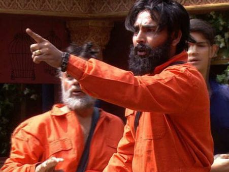 Bigg Boss 10: मोना के करीब आ रहे हैं मनु, एक कप से पिया दूध..घरवालों की टास्क से हालत खराब!