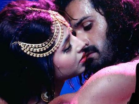 एक ही टेक में शूट हो गया ये बोल्ड सीन..LIP LOCK हुआ ज़बर्दस्त!