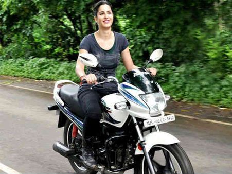 फेसबुक पर अपने ही फॉलोअर्स से परेशान हुईं कैटरीना कैफ!