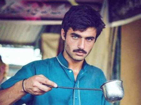 बॉलीवुड KHANS को बैन करो.. ये पाकिस्तानी चायवाला है 'सुपरस्टार'.. हद हो गई!