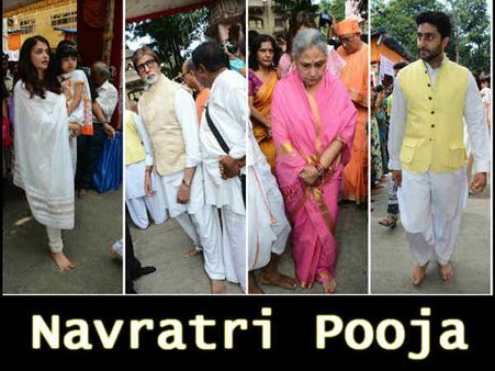 #ViralPics: नंगे पांव दुर्गा पूजा पंडाल पहुंचा बच्चन परिवार, ज़मीन पर बैठ की पूजा