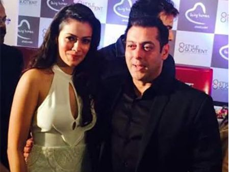 #ViralPic: शाहरूख की 'स्टार बीवी' के साथ पार्टी कर रहे हैं सलमान