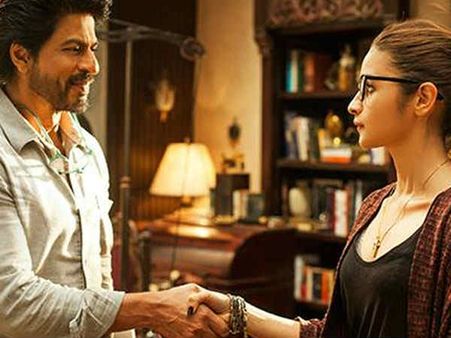 Box Office-चल गया आलिया-शाहरुख का मैजिक..जानिए फर्स्ट डे कितनी हुई कमाई!