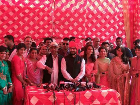 रील नहीं रियल 'दंगल' स्टार की शादी में कुछ यूं पहुंचे आमिर खान