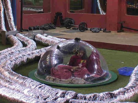 बिग बॉस लाइव: शुरू हुआ प्रियंका का गेम प्लान...निशाने पर मोना