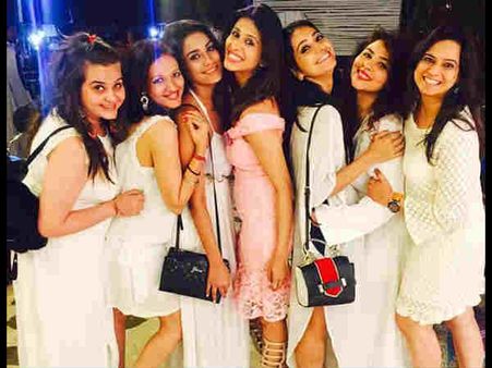 कुछ इस तरह गोवा में बेचलर पार्टी कर कर रहीं हैं किश्वर