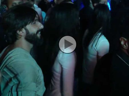 VIDEO..कोल्डप्ले कॉन्सर्ट में दीपिका नहीं इनके साथ एंजॉय करते दिखे रणवीर सिंह!