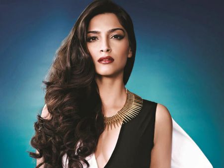 सोनम ने ताना भी मार दिया..किसी को पता भी नहीं चला!