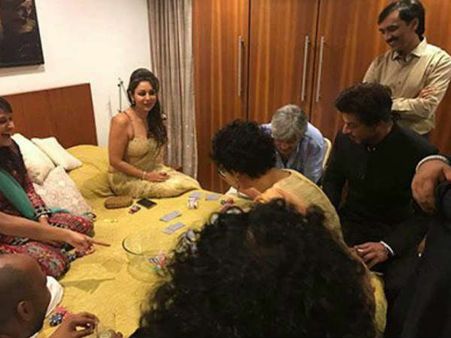 PICS: आमिर की दीवाली पार्टी पर ताश खेलते शाहरूख - गौरी Vs आमिर-किरण!