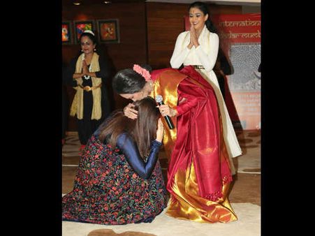 भले ही हों सबसे बड़ी सुपस्टार..लेकिन टीचर के सामने कुछ यूं दिखीं ऐश्वर्या!