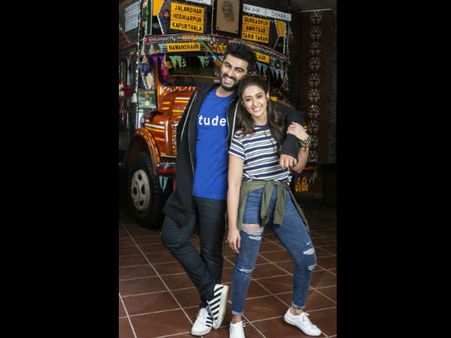 FirstLook: 2017 की पहली फैमिली फिल्म...देखकर मज़ा आ जाएगा!