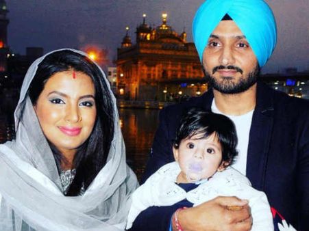 हरभजन सिंह और गीता बसरा ने बेटी के साथ फोटो की शेयर