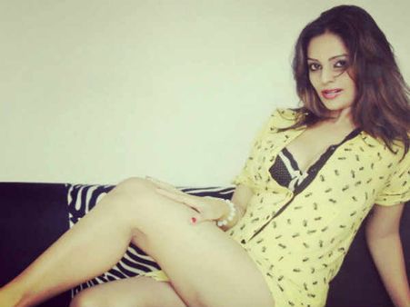 बोल्ड सीन पर बोली ये एक्ट्रेस, सीने पर पत्थर रख लेती हूं