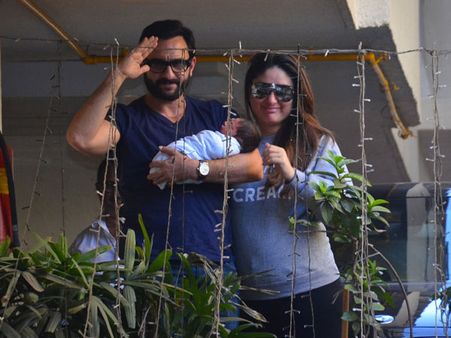 LATEST Pic: छोटे नवाब 'तैमुर' के साथ घर आए सैफ अली खान- करीना कपूर..