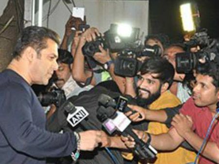 #Reaction: दंगल देखकर निकले सलमान....मीडिया को बुलाया और कहा....