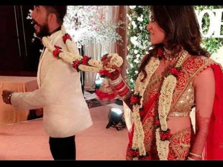 #WeddingPics: सुपरस्टार टीवी कपल ने लिए सात फेरे...देखिए शादी की पहली तस्वीर