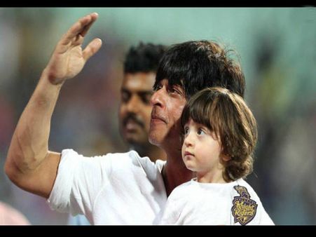 शाहरूख खान की 'रईस' पर अबराम का REACTION है बेस्ट.. #SoCute